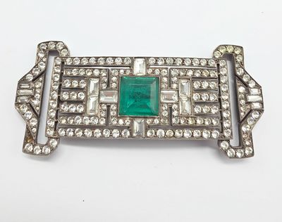 une broche Art déco sertie d'émeraudes et de diamants