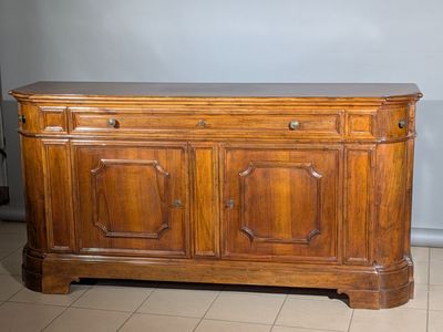 une armoire en bois posée sur un sol carrelé