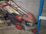 une tondeuse à gazon qui se trouve dans le garage