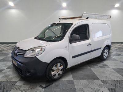 la photo d'une camionnette blanche garée dans un garage