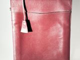 un sac rouge exposé sur un présentoir