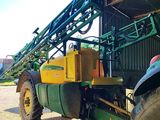 un tracteur garé devant un bâtiment