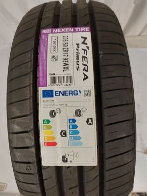 un gros plan d'un pneu avec un autocollant sur le flanc
