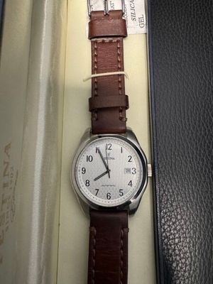 une montre qui se trouve dans une boîte sur la table