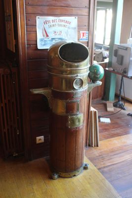 un parquet dans une pièce où se trouve une borne d'incendie