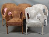 trois chaises en osier sont alignées devant un fond gris