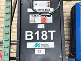 une photo d'une station-service avec de nombreuses enseignes
