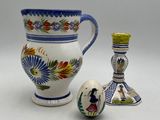 deux vases et un bougeoir placés l'un à côté de l'autre
