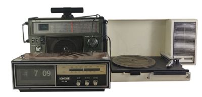 une radio et un tourne-disque placés l'un à côté de l'autre