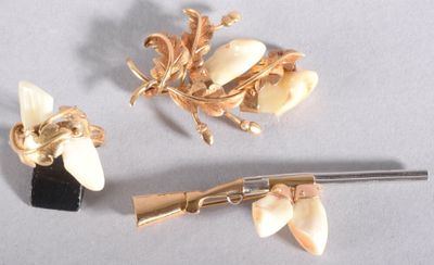 trois bijoux posés sur une table