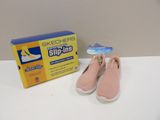 une paire de chaussures roses sans lacets posée à côté d'une boîte de Skechers
