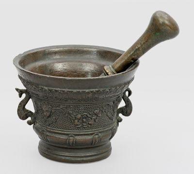 Mörser mit Puttenkopfdekor Bronze. Sur le pied profilé, le c…