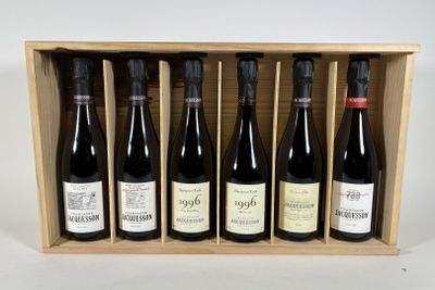 six bouteilles de vin dans un coffret en bois sur fond blanc