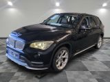 une photo d'un SUV BMW noir garé dans un showroom