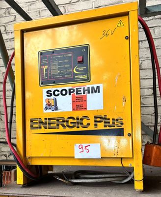 une machine jaune posée sur une table