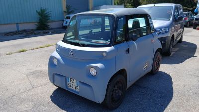 une petite voiture garée dans un parking