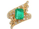 gros plan d'une bague en émeraude et diamant sur fond blanc