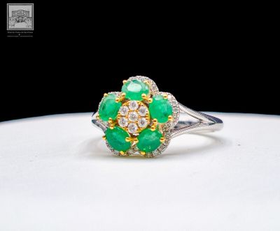 Bague Fleur en or blanc et jaune 750°/.(18K), ornée de diama…