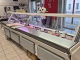 un présentoir de viande dans une vitrine en verre dans un restaurant