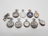 une collection composée de diverses montres de poche et pendentifs