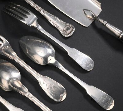 beaucoup de cuillères et de fourchettes en argent sur la table