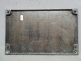 une plaque métallique accrochée au mur, sur laquelle est collé un autocollant