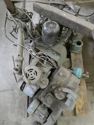 a machine that is sitting on a pallet in a garage