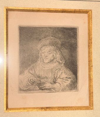 dessin encadré représentant une femme portant un chapeau et une écharpe