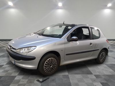 la photo d'une voiture argentée garée dans un garage