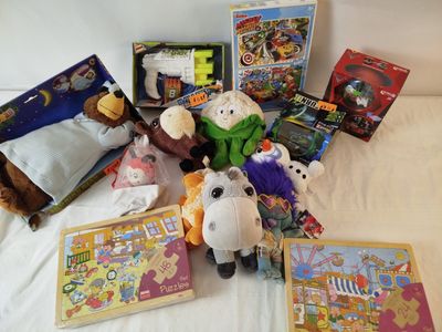 beaucoup de peluches posées sur le lit