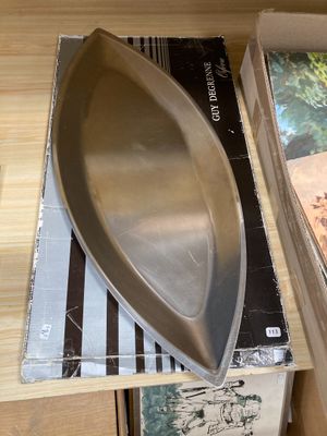 un bateau en métal posé sur une table en bois