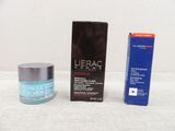 trois types différents de produits de soin pour la peau posés sur une surface blanche