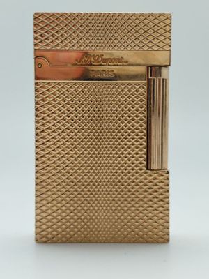 un étui à cigarettes en or contenant un briquet