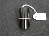 un anneau posé sur un objet noir