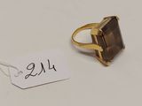 une bague en or sertie d'un quartz fumé, avec son étiquette de prix