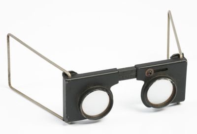 une paire de lunettes posée sur une table