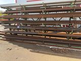 une grande quantité de planches de bois empilées les unes sur les autres