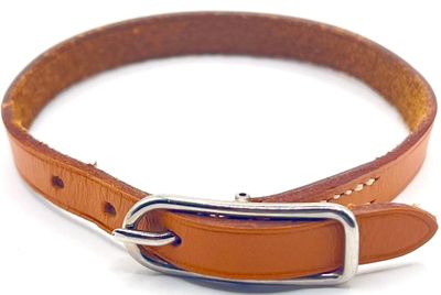 une ceinture en cuir marron munie d'une boucle en métal
