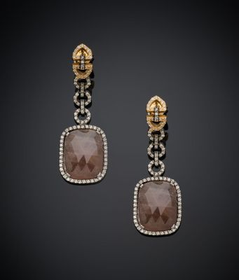 une paire de boucles d'oreilles en diamant et or