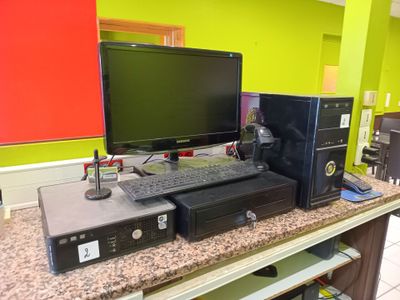 un bureau sur lequel se trouvent un ordinateur, un clavier et un écran
