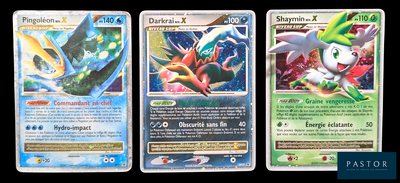 Trois cartes Pokémon différentes sont représentées en rangée sur un fond noir.