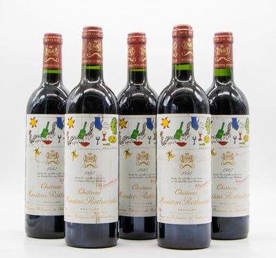 quatre bouteilles de vin rouge sont alignées sur une surface blanche