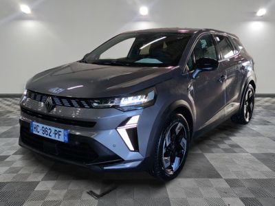 un 4x4 gris garé dans une pièce au sol en damier