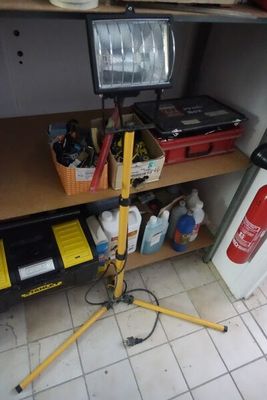 une lampe posée sur un trépied dans une pièce