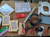 une table sur laquelle sont posés de nombreux outils