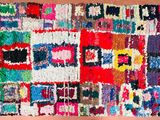 un gros plan d'un tapis multicolore accroché au mur