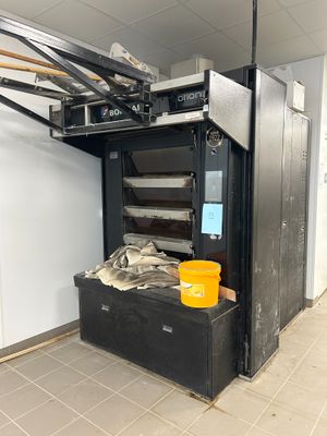 une image représentant une machine contenant tout un tas d'objets