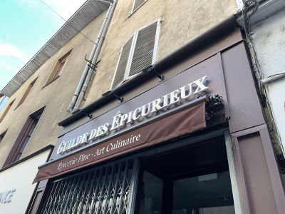 un bâtiment sur la façade duquel est accrochée une enseigne