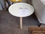 une petite table sur laquelle est posé un panneau, dans un salon