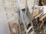 une pièce avec beaucoup de bois et une échelle à l'intérieur